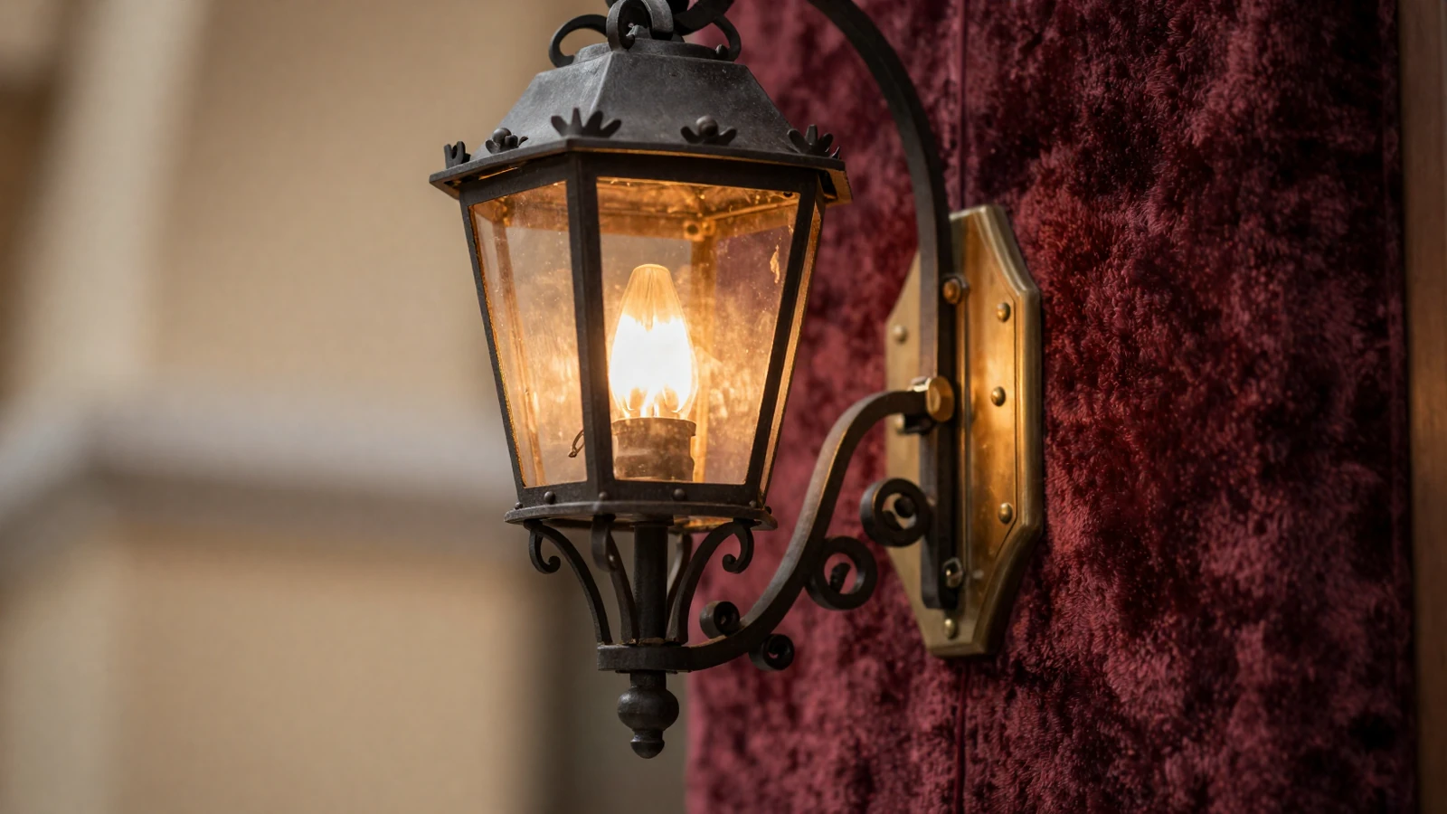Detalowe ujęcie historycznej żelaznej latarni - symbol The Iron Lantern House